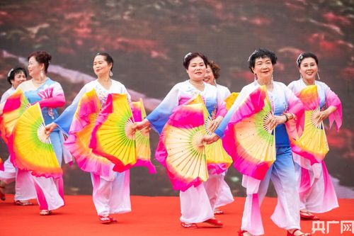 520愛(ài)在花海 唱支山歌給黨聽——貴州畢節(jié)文藝匯演點(diǎn)亮紅色情懷